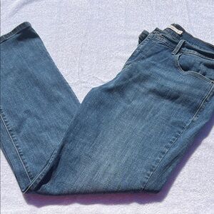 Classic Blue 505 straight leg women’s Jeans. Size 33.